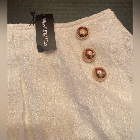 NWT PrettyLittleThing Cream Pleated Faux Textured Boucle Mini Skirt Size 4 - Picture 2 of 9